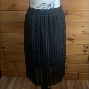 NWT Elle Black Pleated Checkered Knee-Length Skirt.  Size 4.